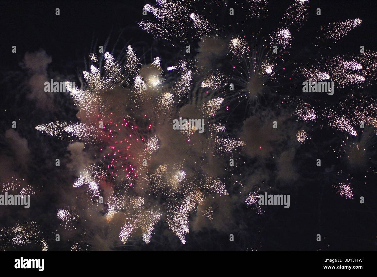 Fuochi d'artificio sul cielo nero. Spettacolo natalizio. Grande festa. L'esplosione di un milione di luci nel cielo Foto Stock