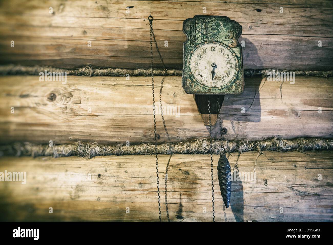 Antico orologio meccanico vintage appeso alla parete di una trave di legno Foto Stock