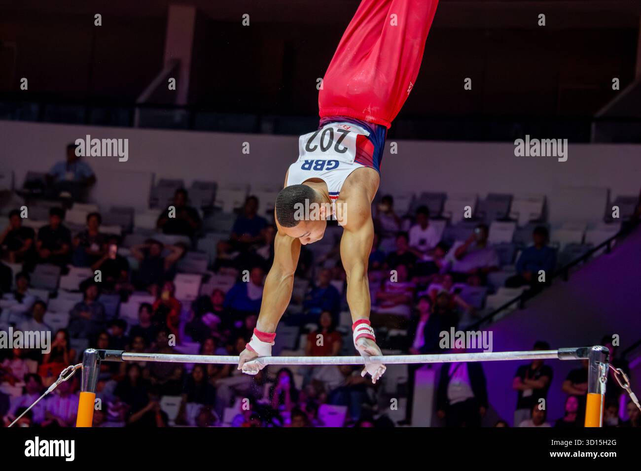 Giacarta, Indonesia, 25 ottobre 2025     53° Campionati del mondo di ginnastica artistica FIG - MAG Gymnast Horizontal bar Final at Indonesia Arena di Giacarta, Indonesia, Credit Shaquille Fabri/Alamy Live News Foto Stock