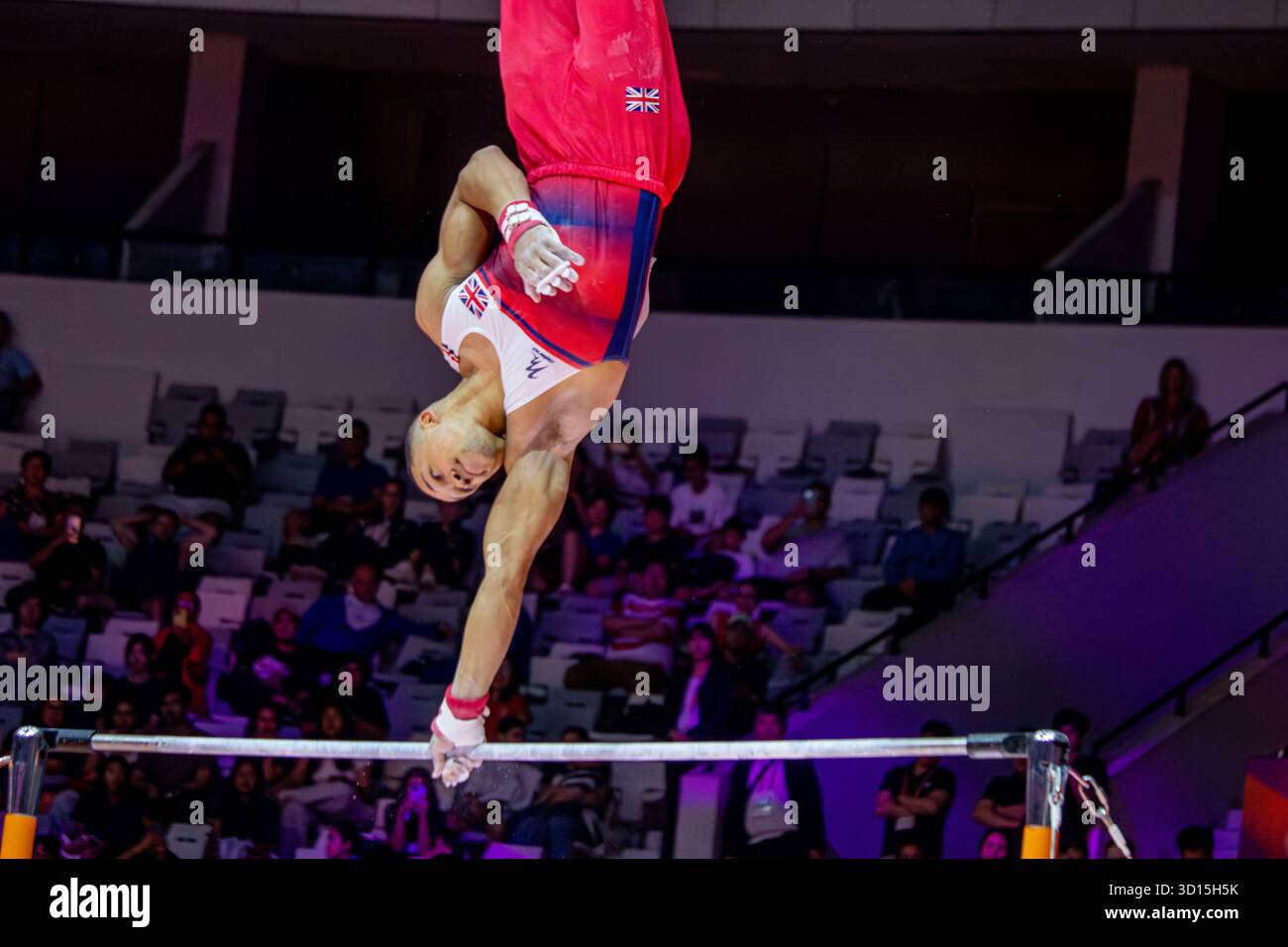 Giacarta, Indonesia, 25 ottobre 2025     53° Campionati del mondo di ginnastica artistica FIG - MAG Gymnast Horizontal bar Final at Indonesia Arena di Giacarta, Indonesia, Credit Shaquille Fabri/Alamy Live News Foto Stock