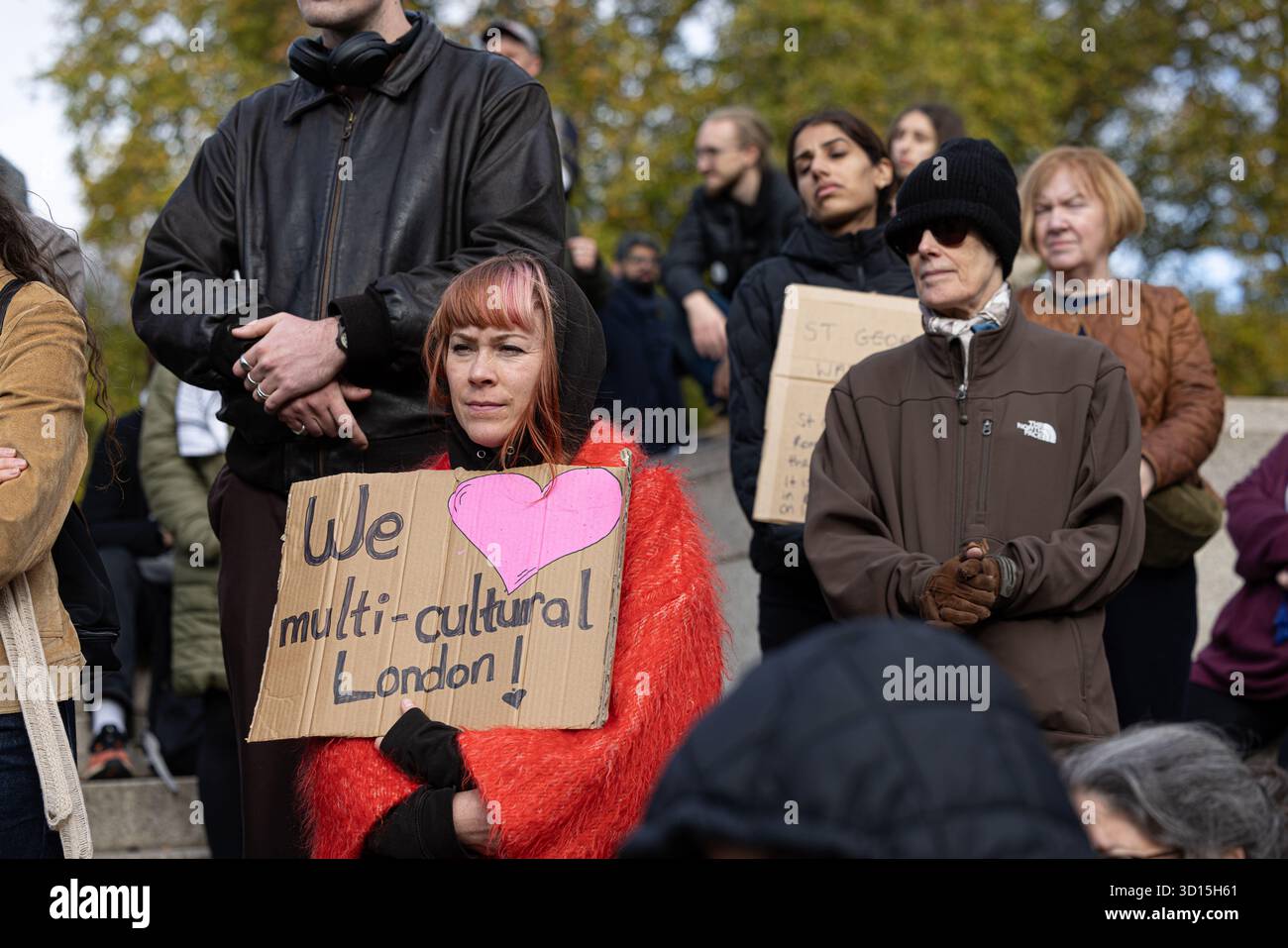 Un gruppo si riunisce all'Albert Memorial - A Stop Racism, Stop the Hate e fermare la manifestazione di estrema destra. Foto Stock