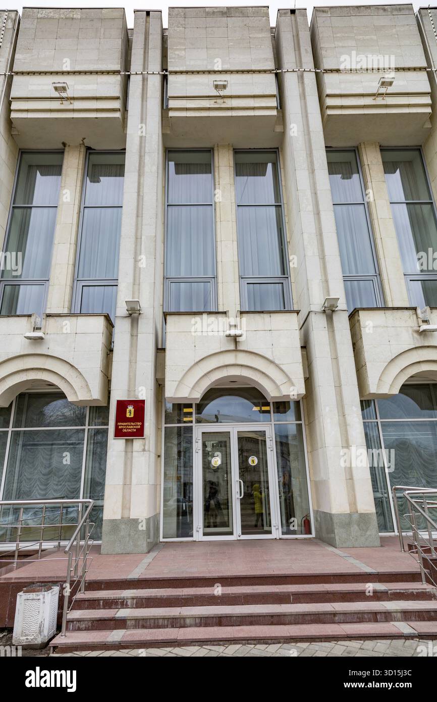 YAROSLAVL, RUSSIA - 27 APRILE 2017: Facciata dell'edificio governativo della regione di Yaroslavl Foto Stock