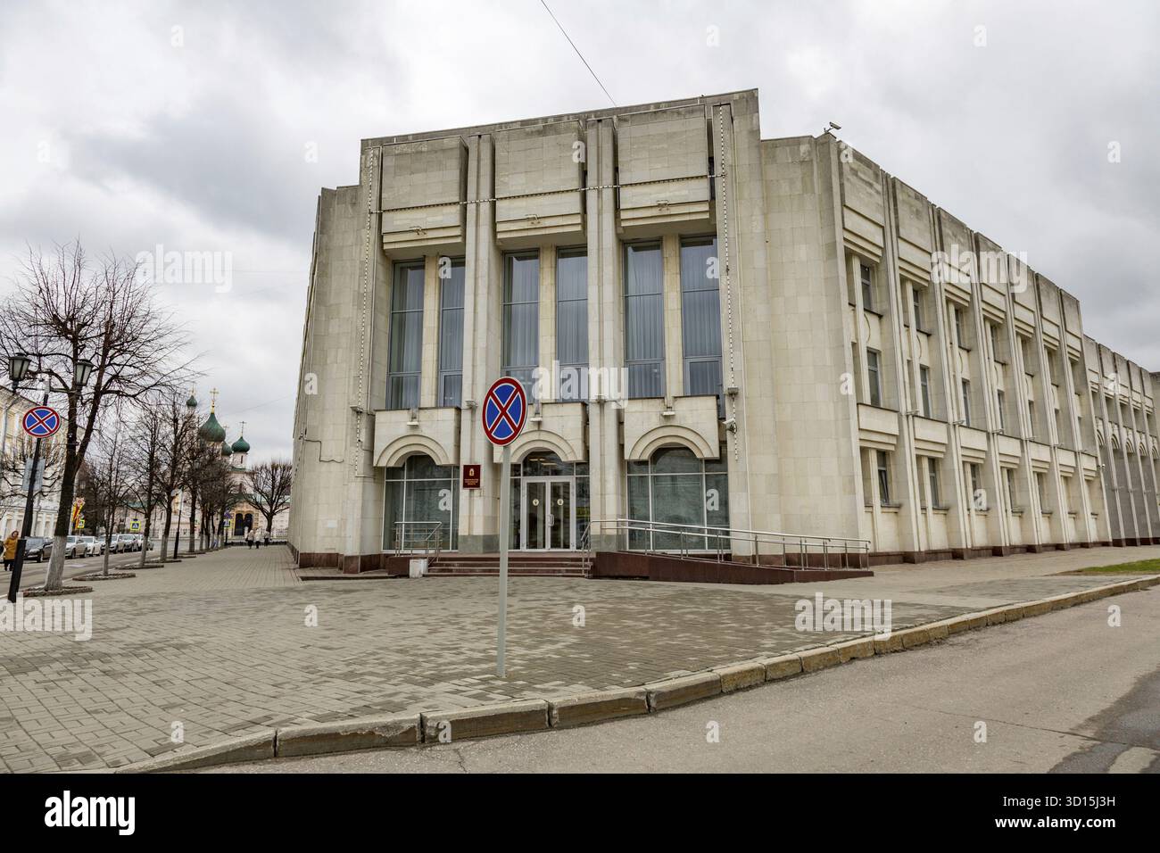 YAROSLAVL, RUSSIA - 27 APRILE 2017: Facciata dell'edificio governativo della regione di Yaroslavl Foto Stock