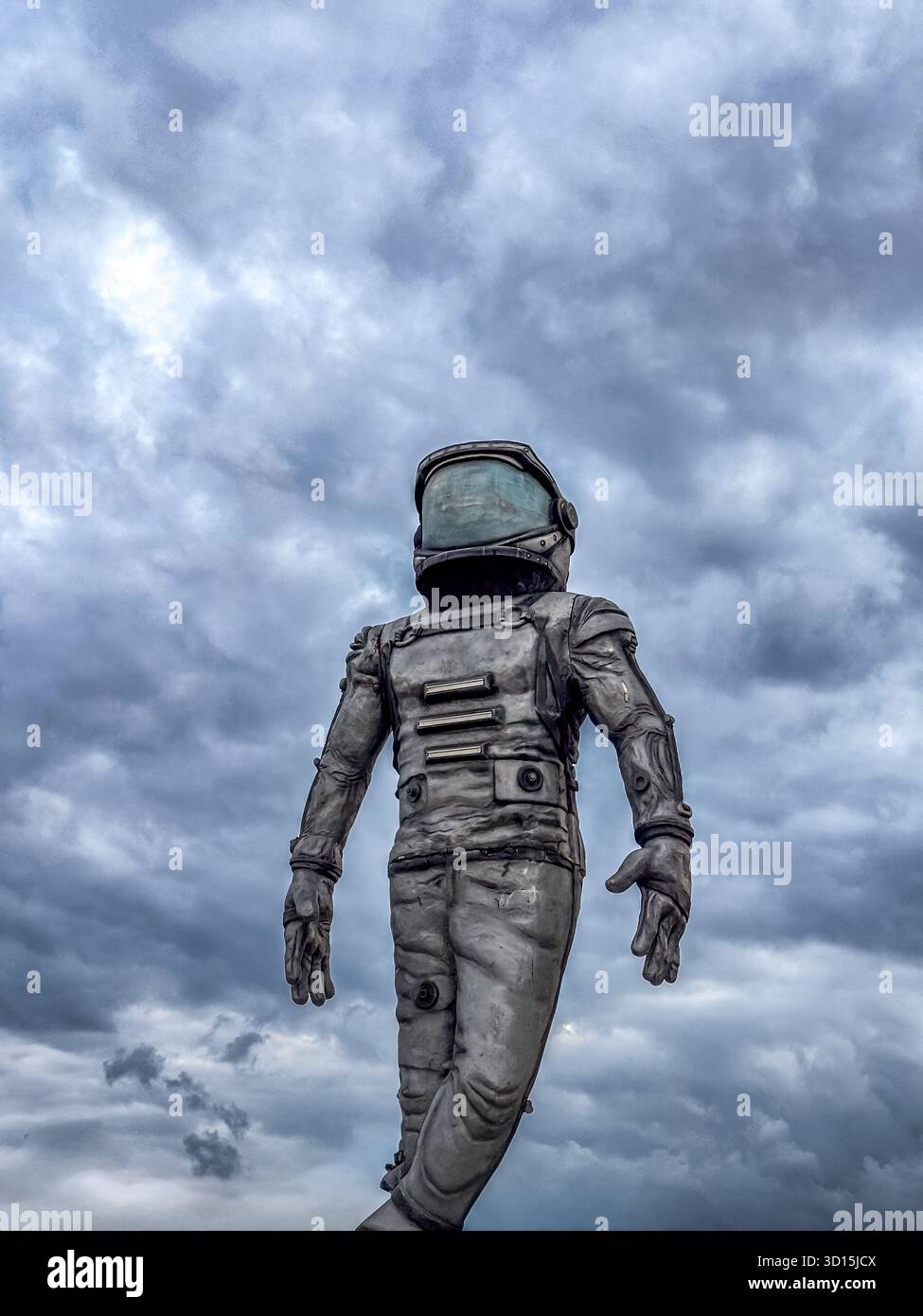 Antalya, Turkiye - 25.10.2025: Un astronauta in tuta spaziale si erge contro un cielo nuvoloso. La scena trasmette temi di esplorazione e tecnologia. Foto Stock