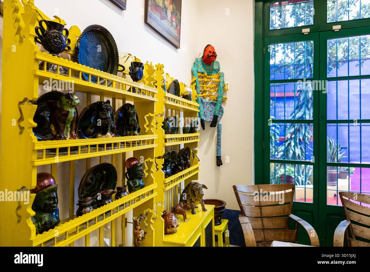 Ceramica colorata e mâché figura di cartapesta nella sala da pranzo della casa di Frida Kahlo, la Casa Azul, città del Messico. Foto Stock