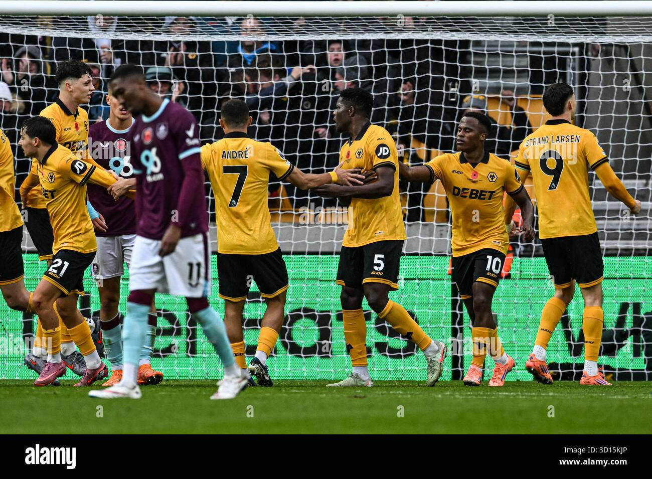 Wolverhampton, Regno Unito. 26 ottobre 2025; Molineux Stadium, Wolverhampton, West Midlands, Inghilterra; Premier League Football, Wolverhampton Wanderers contro Burnley; Marshall Munetsi di Wolverhampton Wanderers festeggia con la sua squadra dopo aver segnato nel quarto minuto di tempo aggiuntivo nel primo tempo per ottenere il punteggio 2-2 Credit: Action Plus Sports Images/Alamy Live News Foto Stock