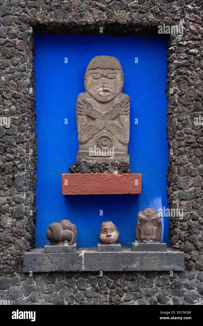 Sculture pre-ispaniche esposte in una nicchia di pietra nella casa di Frida Kahlo, la Casa Azul, città del Messico. Foto Stock
