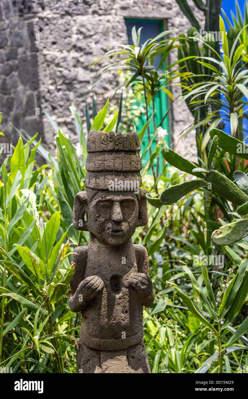 Statua in pietra in stile pre-ispanico nel giardino della casa di Frida Kahlo, la Casa Azul, città del Messico. Foto Stock