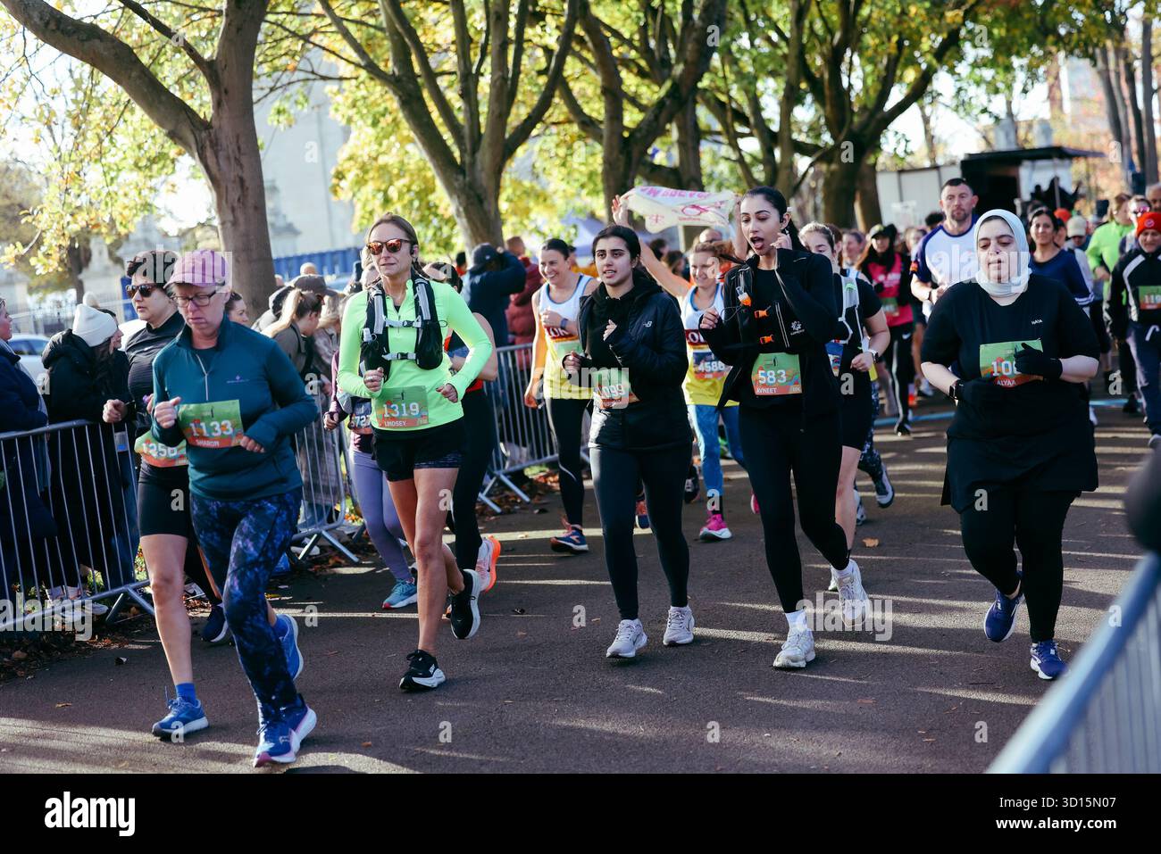 Victoria Park, Leicester, Regno Unito. 26 ottobre 2025. I corridori che hanno partecipato alla Leicester Half Marathon 2025 che si è svolta il 26 ottobre 2025 a Leicester, Victoria Park Credit: Andrew Sumner/Alamy Live News Foto Stock