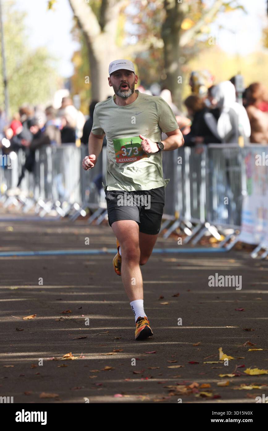 Victoria Park, Leicester, Regno Unito. 26 ottobre 2025. I corridori che hanno partecipato alla Leicester Half Marathon 2025 che si è svolta il 26 ottobre 2025 a Leicester, Victoria Park Credit: Andrew Sumner/Alamy Live News Foto Stock