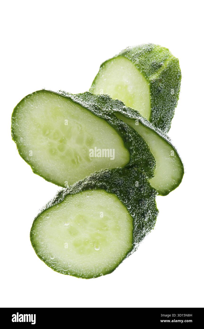 Oggetto su bianco - cetriolo alimentare in acqua Foto Stock