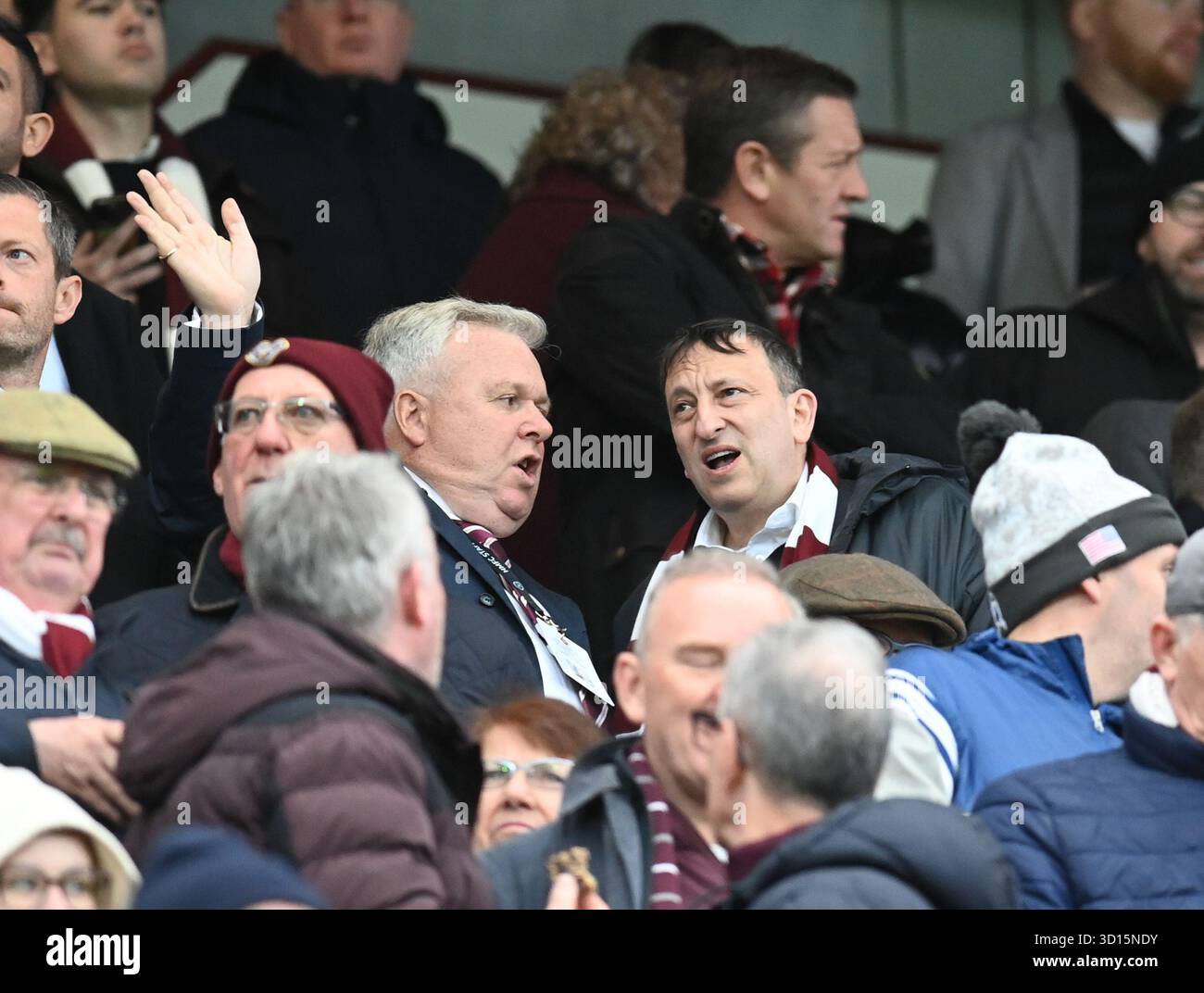 Oriam Sports Centre Edimburgo, Scozia, Regno Unito. 22 ottobre 2025. Cuori durante la sessione di allenamento per la partita della Scottish Premiership vs Celtic Andrew McKinlay - Amministratore delegato á Direttore con l'investitore di Hearts Tony Bloom (R) credito: eric mccowat/Alamy Live News Foto Stock