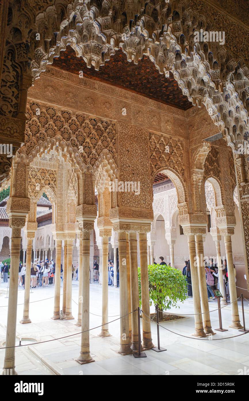 Granada, Spagna - 21 ottobre 2025: Architettura islamica nel Palacio de los Leones, Palazzi Nasridi, Alhambra, patrimonio dell'umanità dell'UNESCO Foto Stock