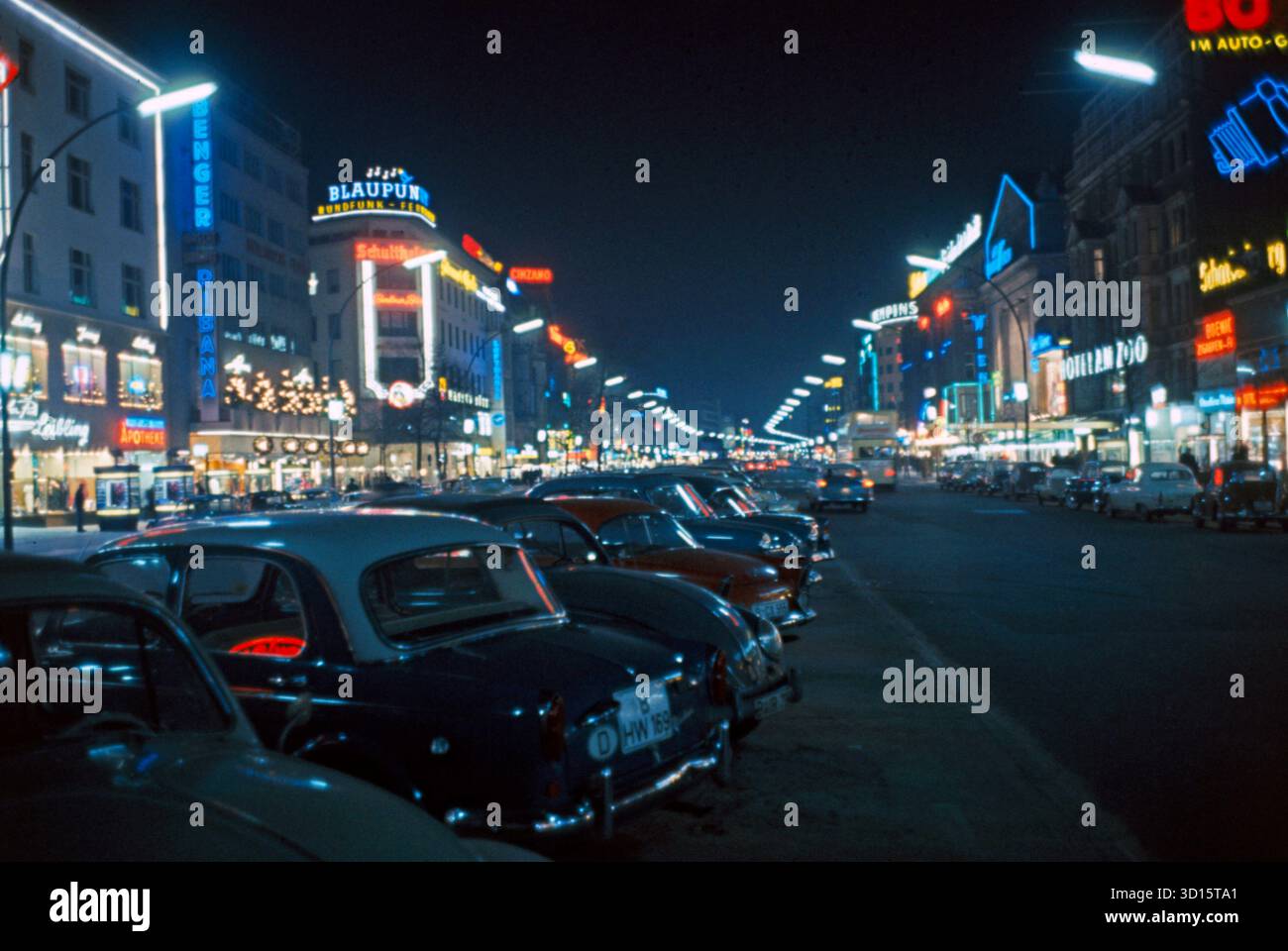 BERLINO OVEST, GERMANIA - 1960 - scena di strada serale a Berlino Ovest con pubblicità al neon e negozi. Entro il 1960, gli effetti del piano Marshall del dopoguerra resuscitarono l'economia della Germania Ovest, a differenza di Berlino Est e della Germania Est dove l'economia comunista non riuscì a fornire un buon tenore di vita - foto: Geopix/Jim Hansen Foto Stock