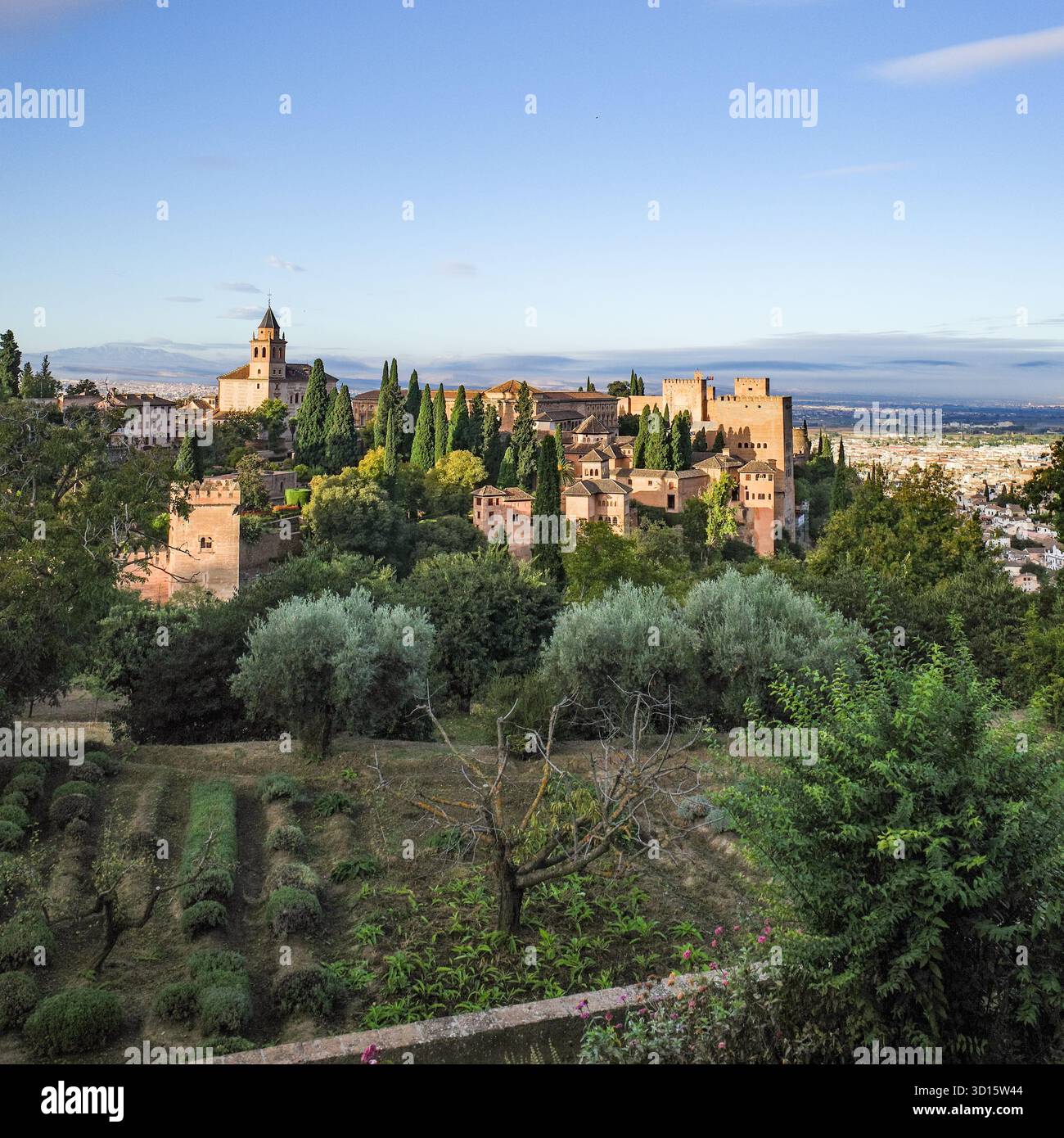Granada, Spagna - 21 ottobre 2025: Vista dell'Alcazaba dal Palacio de Generalife, la Alhambra, Granada Foto Stock