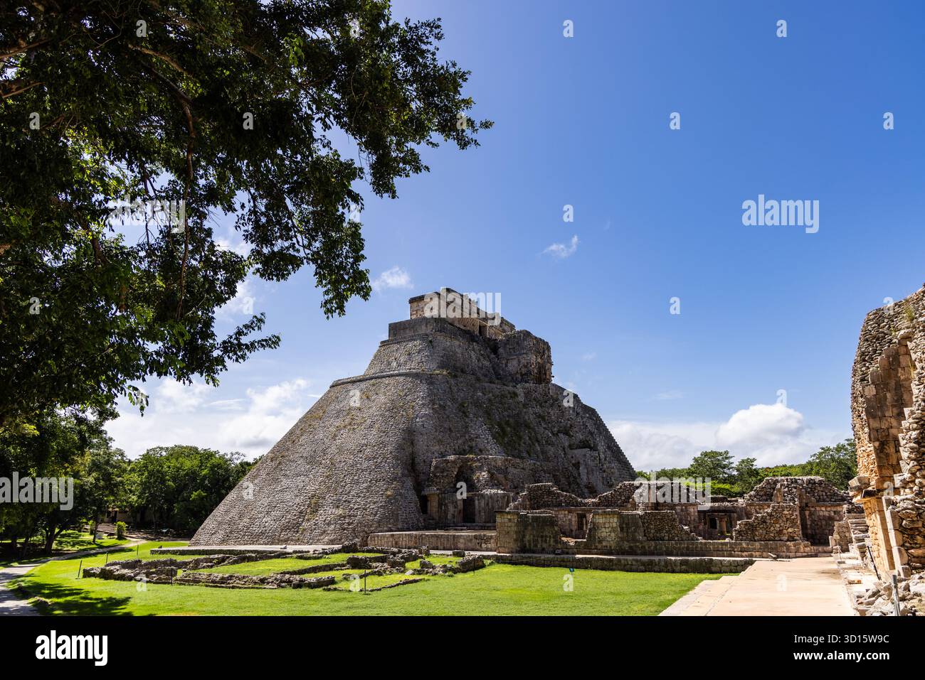 Piramide del Mago circondata da antiche strutture Maya a Uxmal, Yucatán, Messico. Foto Stock