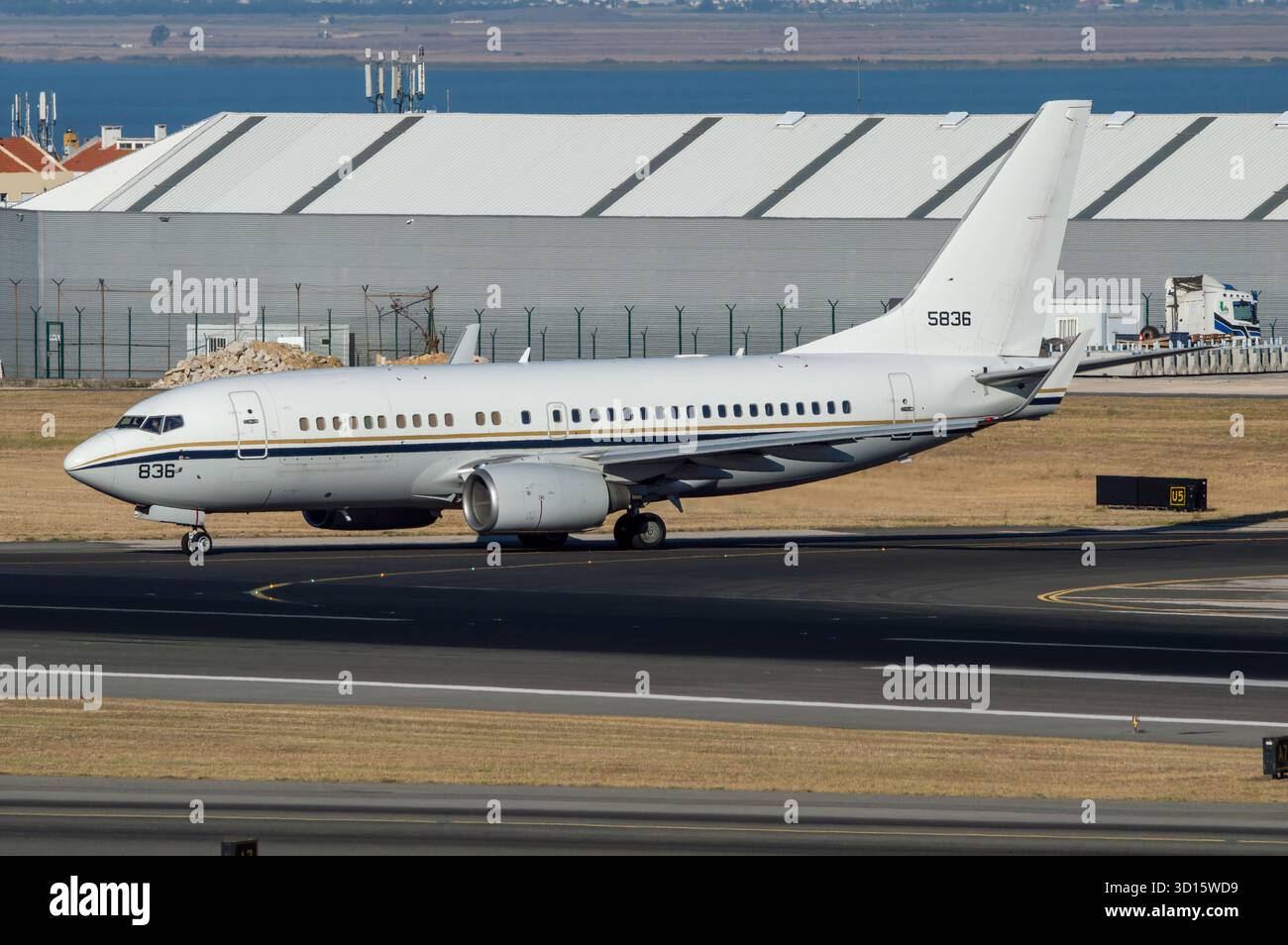 Avión militar de transporte Boeing C-40 Clipper de la US Navy en el aeropuerto de Lisboa con número de registro 16-5836 Foto Stock
