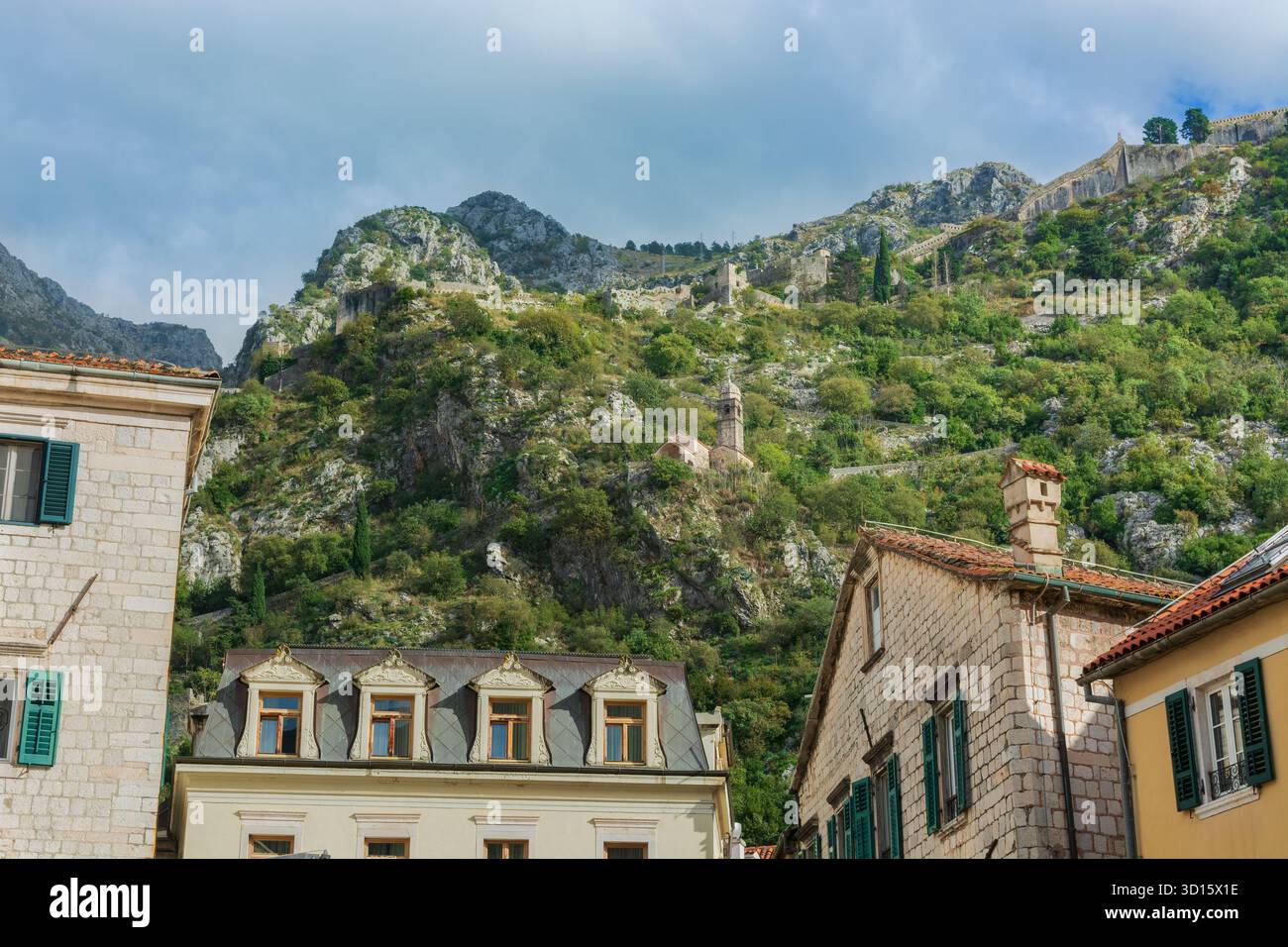 Vista delle mura cittadine di Cattaro e della fortezza di San Giovanni dalla piazza principale, la città di Cattaro, la baia di Cattaro, il Montenegro e l'Europa. Foto Stock