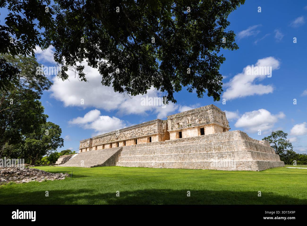 Il Palazzo del Governatore a Uxmal, Yucatán, Messico, un'ampia struttura in stile Puuc con intricati mosaici in pietra. Foto Stock