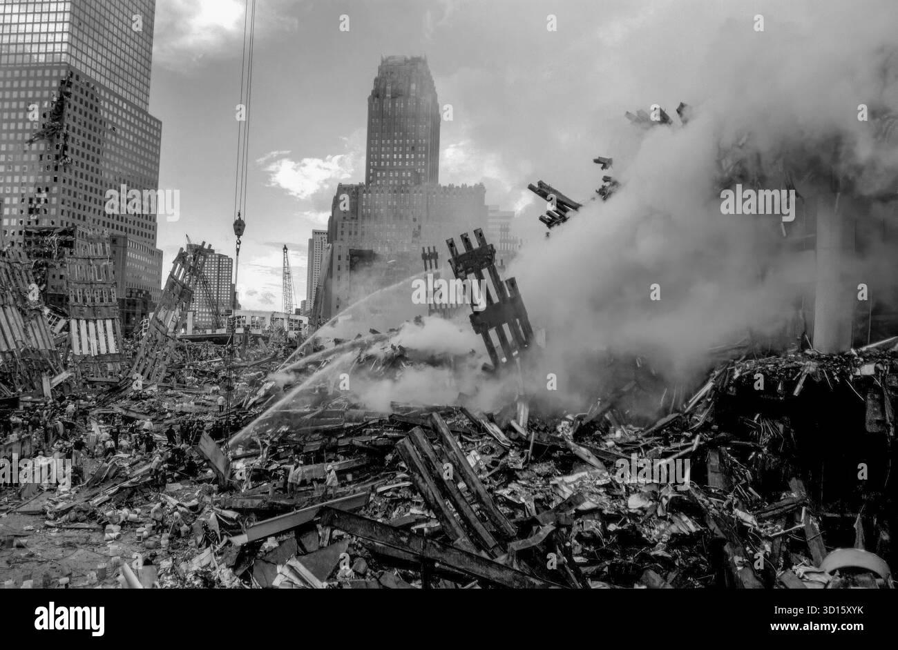 Gli incendi continuano a bruciare tra le macerie e i detriti dei World Trade Center di New York, nella zona conosciuta come Ground Zero due giorni dopo gli attacchi dei 9/11 terroristi. Foto Stock