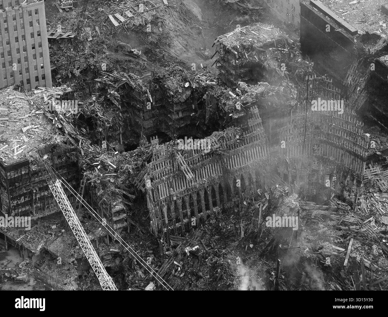 Una vista aerea del World Trade Center Complex, ancora in fiamme, settembre 26, 15 giorni dopo che i terroristi hanno attaccato le Torri Gemelle con aerei dirottati. Foto Stock