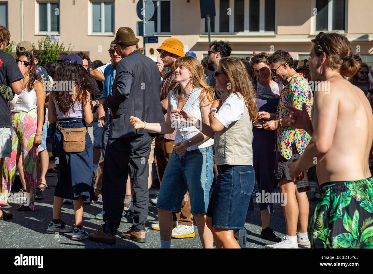 Persone che ballano e festeggiano per strada all'evento urbano Kallio Block Party 2025 nel quartiere Kallio di Helsinki, Finlandia Foto Stock