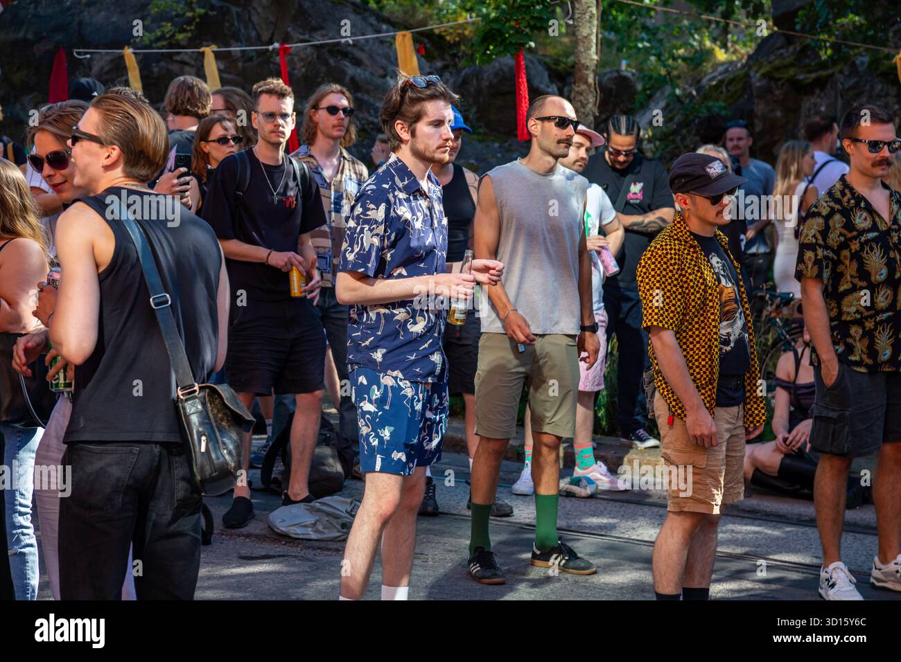 Giovani adulti all'evento della comunità Kallio Block Party 2025 o al festival di strada nel quartiere Kallio di Helsinki, Finlandia Foto Stock