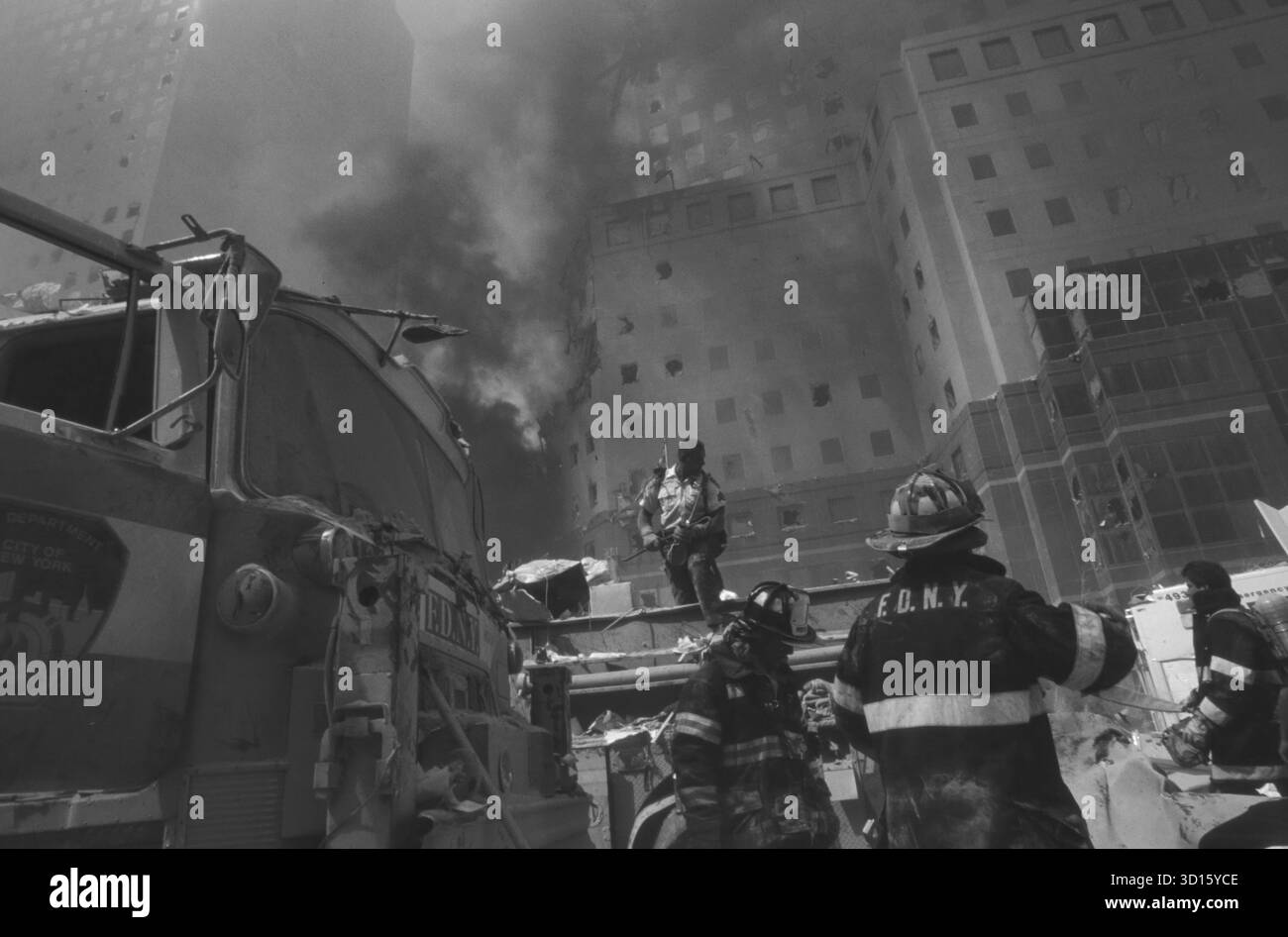 new-york-city-vigili-fuoco-tra-detriti-dopo-11-settembre-attacchi-terroristici Foto Stock
