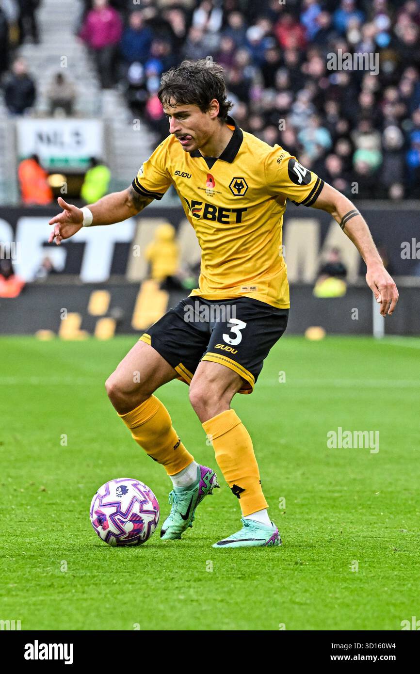Wolverhampton, Regno Unito. 26 ottobre 2025; Molineux Stadium, Wolverhampton, West Midlands, Inghilterra; Premier League Football, Wolverhampton Wanderers contro Burnley; Hugo Bueno di Wolverhampton Wanderers sul pallone Credit: Action Plus Sports Images/Alamy Live News Foto Stock