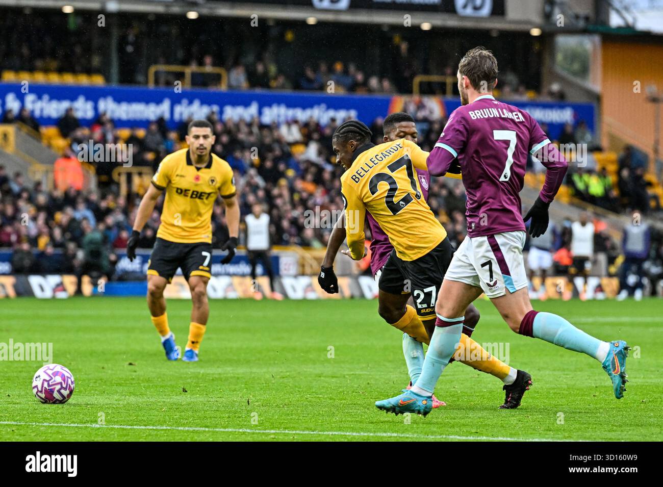 Wolverhampton, Regno Unito. 26 ottobre 2025; Molineux Stadium, Wolverhampton, West Midlands, Inghilterra; Premier League Football, Wolverhampton Wanderers contro Burnley; Jean Ricner Bellegarde dei Wolverhampton Wanderers è fregato da Florentino Luis di Burnley credito: Action Plus Sports Images/Alamy Live News Foto Stock