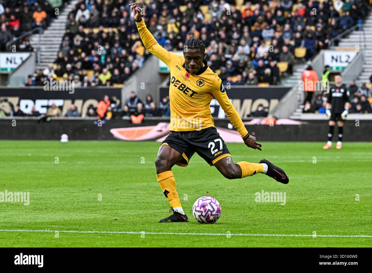 Wolverhampton, Regno Unito. 26 ottobre 2025; Molineux Stadium, Wolverhampton, West Midlands, Inghilterra; Premier League Football, Wolverhampton Wanderers contro Burnley; Jean Ricner Bellegarde dei Wolverhampton Wanderers tira in porta Credit: Action Plus Sports Images/Alamy Live News Foto Stock
