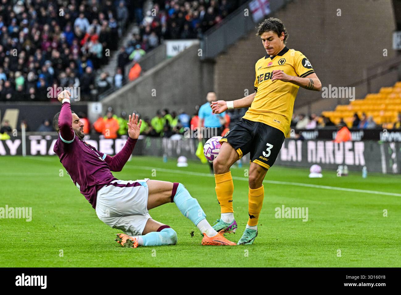 Wolverhampton, Regno Unito. 26 ottobre 2025; Molineux Stadium, Wolverhampton, West Midlands, Inghilterra; Premier League Football, Wolverhampton Wanderers contro Burnley; Kyle Walker di Burnley entra in collisione con Hugo Bueno di Wolverhampton Wanderers dopo un tackle Credit: Action Plus Sports Images/Alamy Live News Foto Stock