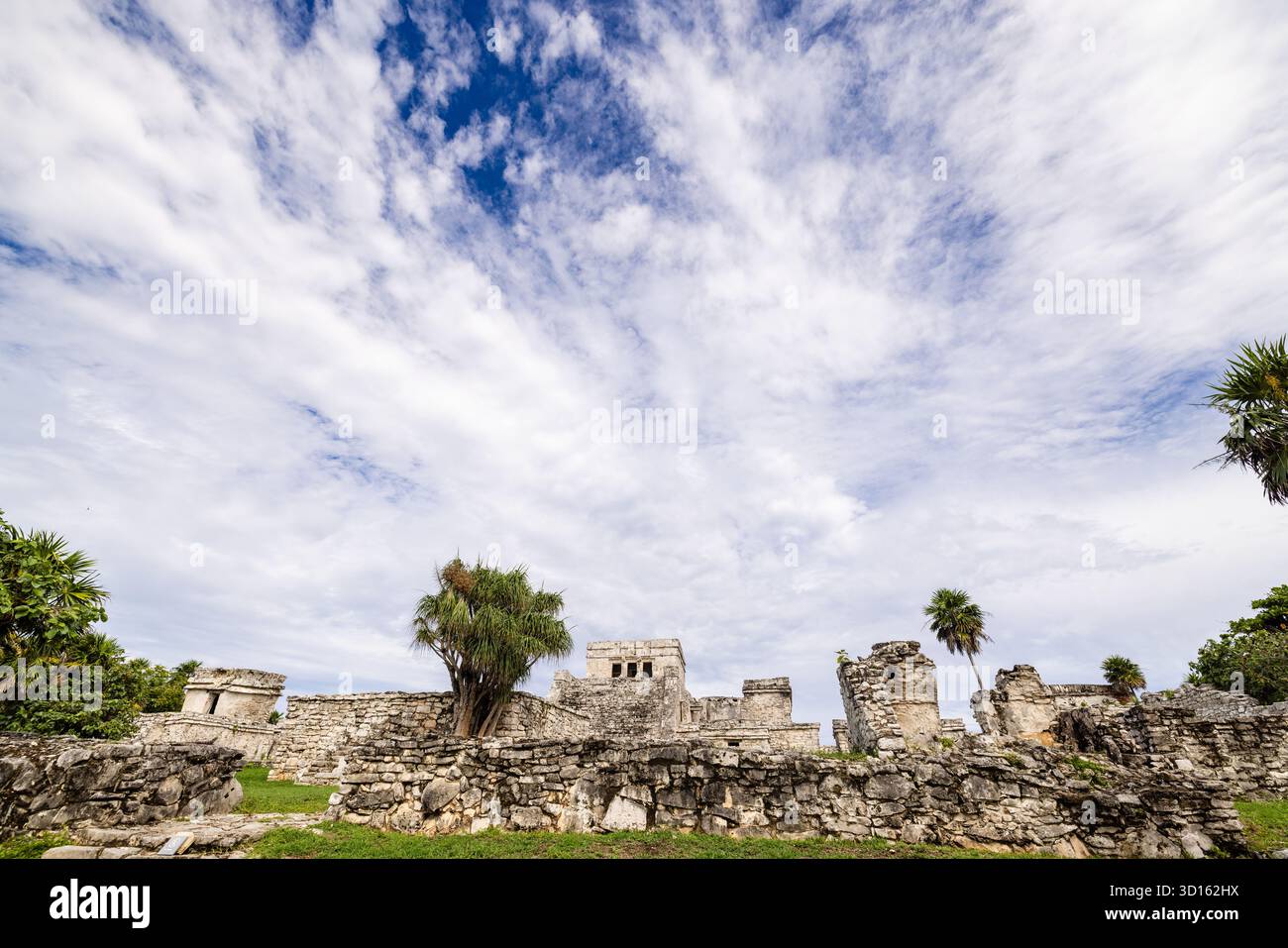 Piramide di El Castillo a Tulum, Messico, il tempio principale che si affaccia sul Mar dei Caraibi, un tempo utilizzato come faro e centro cerimoniale per i commercianti Maya. Foto Stock