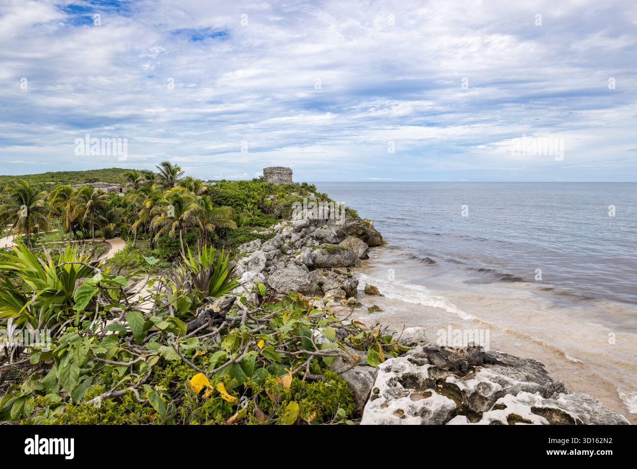Templo del Dios del Viento (tempio del Dio dei venti) visto dalle scogliere sopra il Mar dei Caraibi a Tulum, Quintana Roo, Messico. Foto Stock