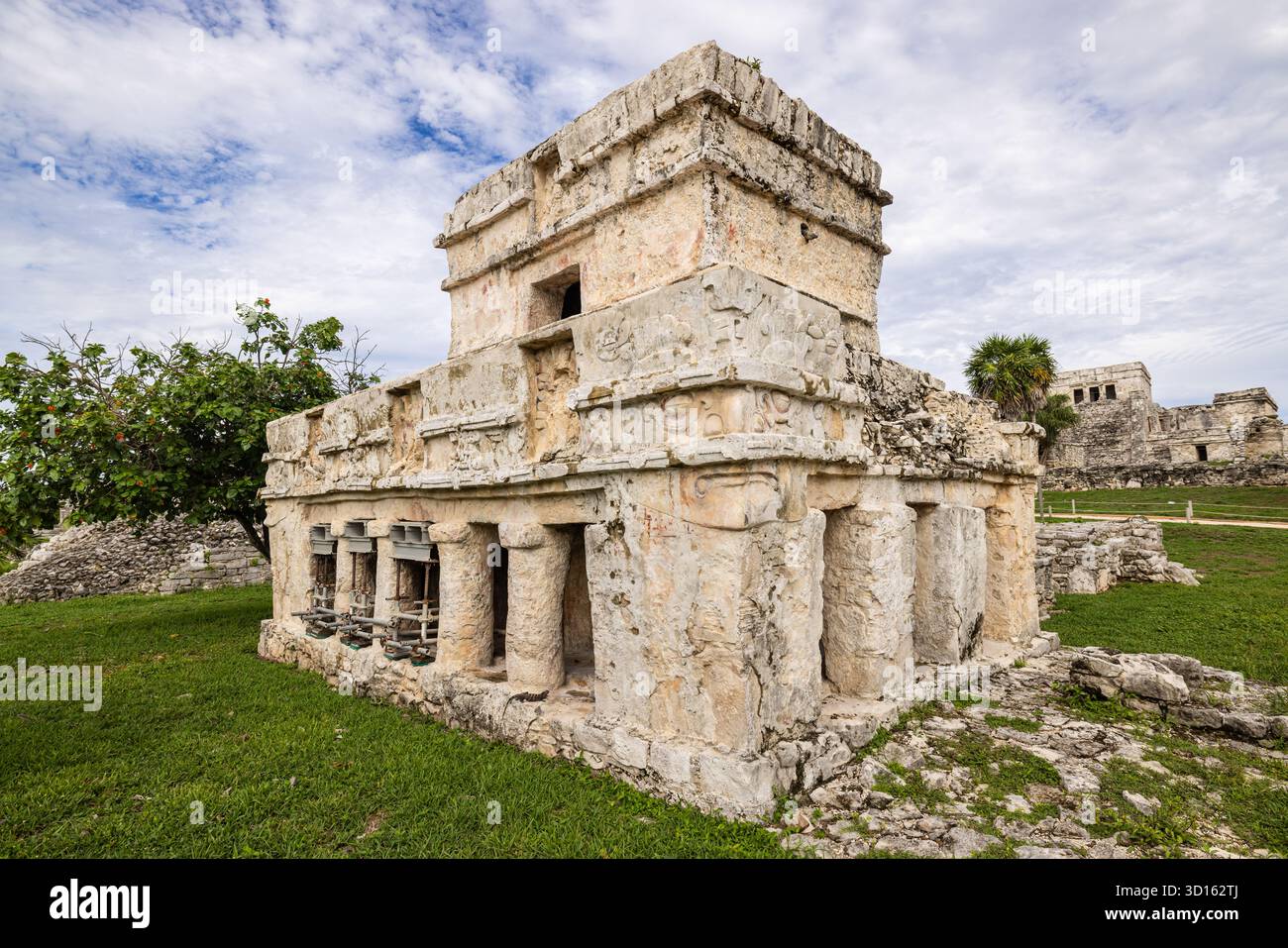Tempio del Dio discendente al sito archeologico di Tulum, in Messico, caratterizzato da dettagli in stucco e dalla classica architettura Maya della costa orientale. Foto Stock