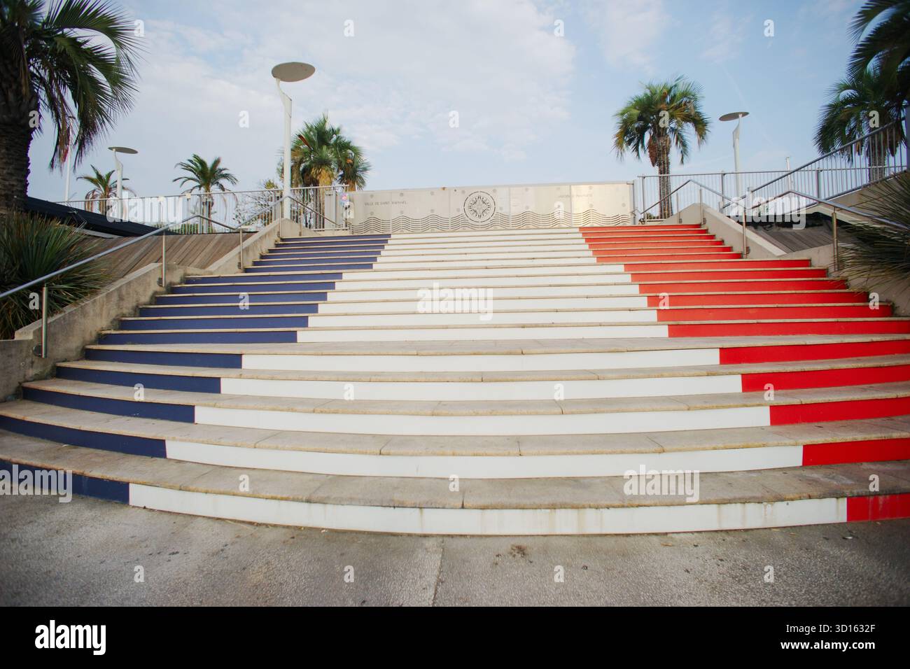 Saint Raphael, Francia - bandiera dei colori francesi sui gradini - Delayen Esplanade sul lungomare Foto Stock