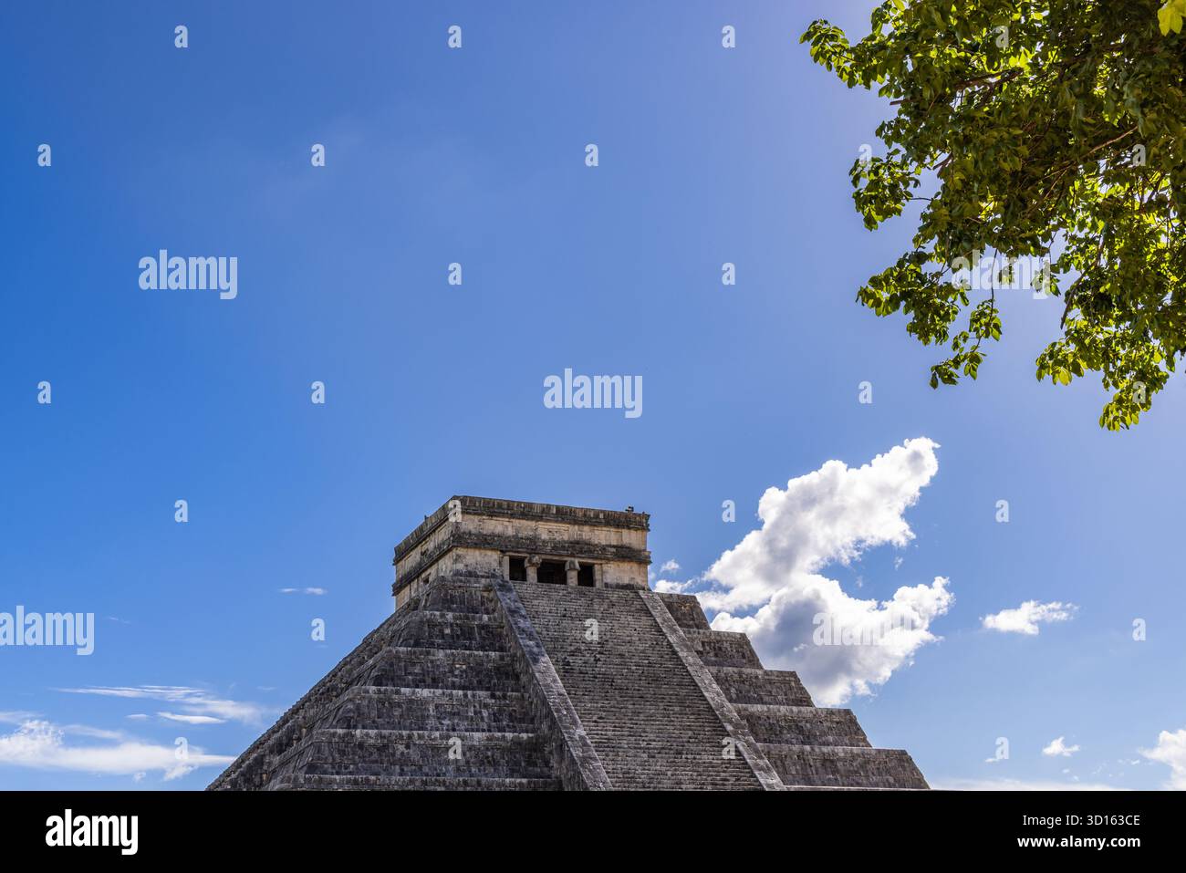 Sezione superiore del Tempio di Kukulkán che si innalza in un cielo blu brillante, Chichén Itzá, Messico. Foto Stock