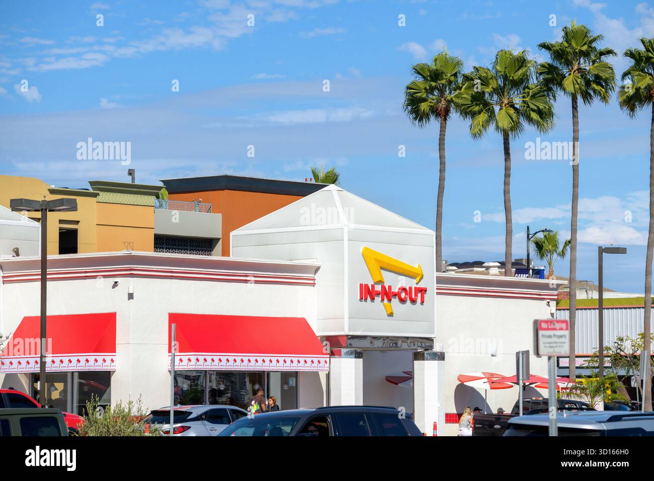 Insegna in-N-Out Burger con palme a Westchester, Los Angeles, California, Stati Uniti. Foto Stock