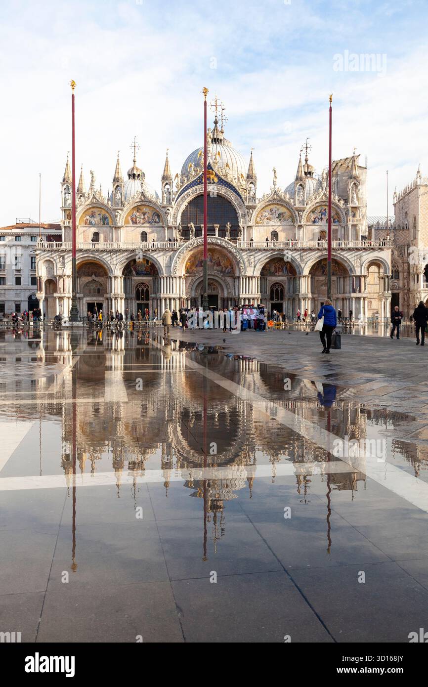 Basilca San Marco si è riflessa nell'inondazione di acqua alta in Piazza San Marco, Venezia, Veneto, Italia durante una marea molto alta, il riscaldamento globale, i cambiamenti climatici Foto Stock