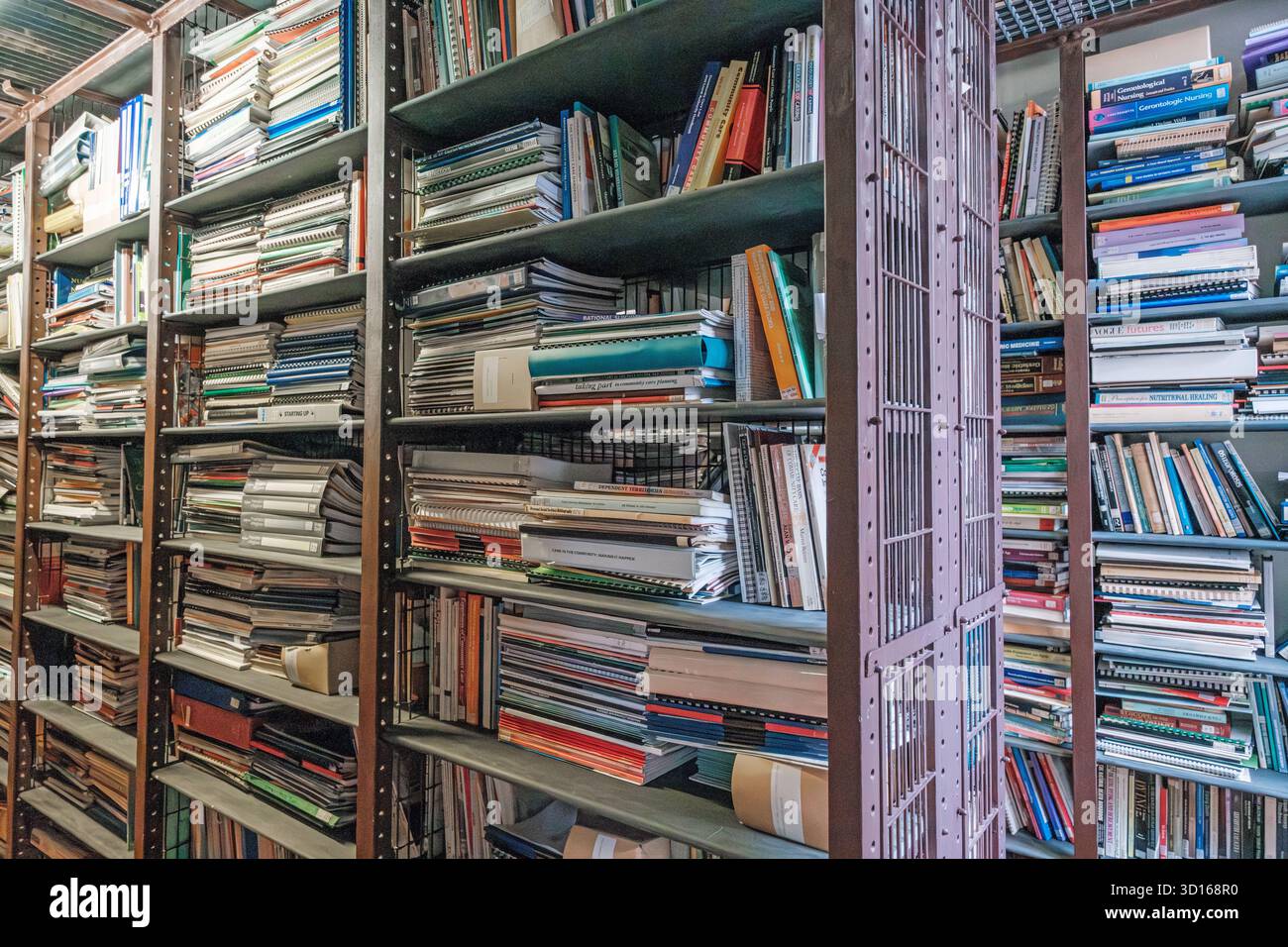 Scaffalature metalliche impilate con libri e documenti nella Maughan Library, King's College di Londra, Inghilterra. Foto Stock