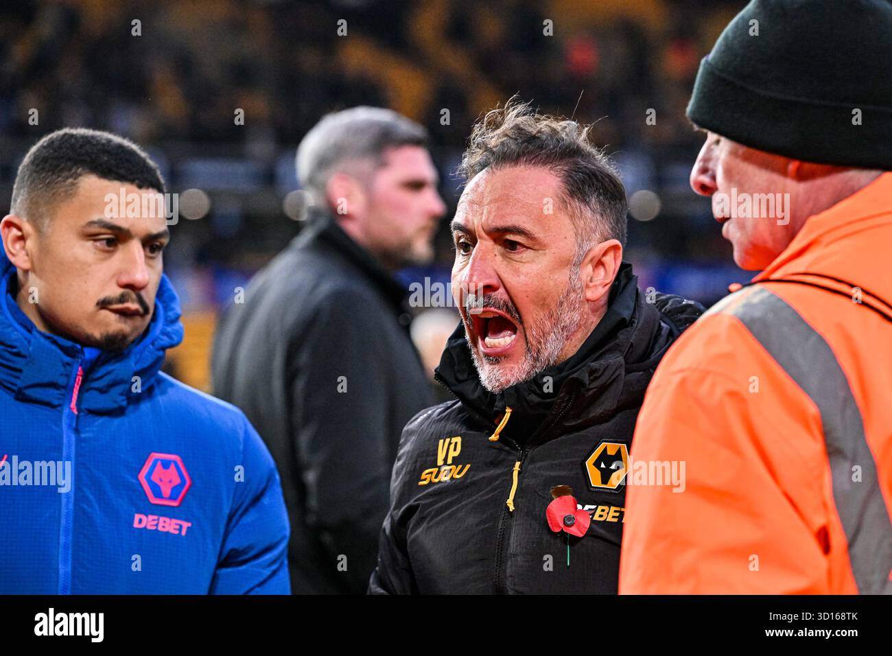 26 ottobre 2025; Molineux Stadium, Wolverhampton, West Midlands, Inghilterra; Premier League Football, Wolverhampton Wanderers contro Burnley; un arrabbiato allenatore dei Wolverhampton Wanderers Vitor Pereira affronta i tifosi dopo il fischio finale Foto Stock