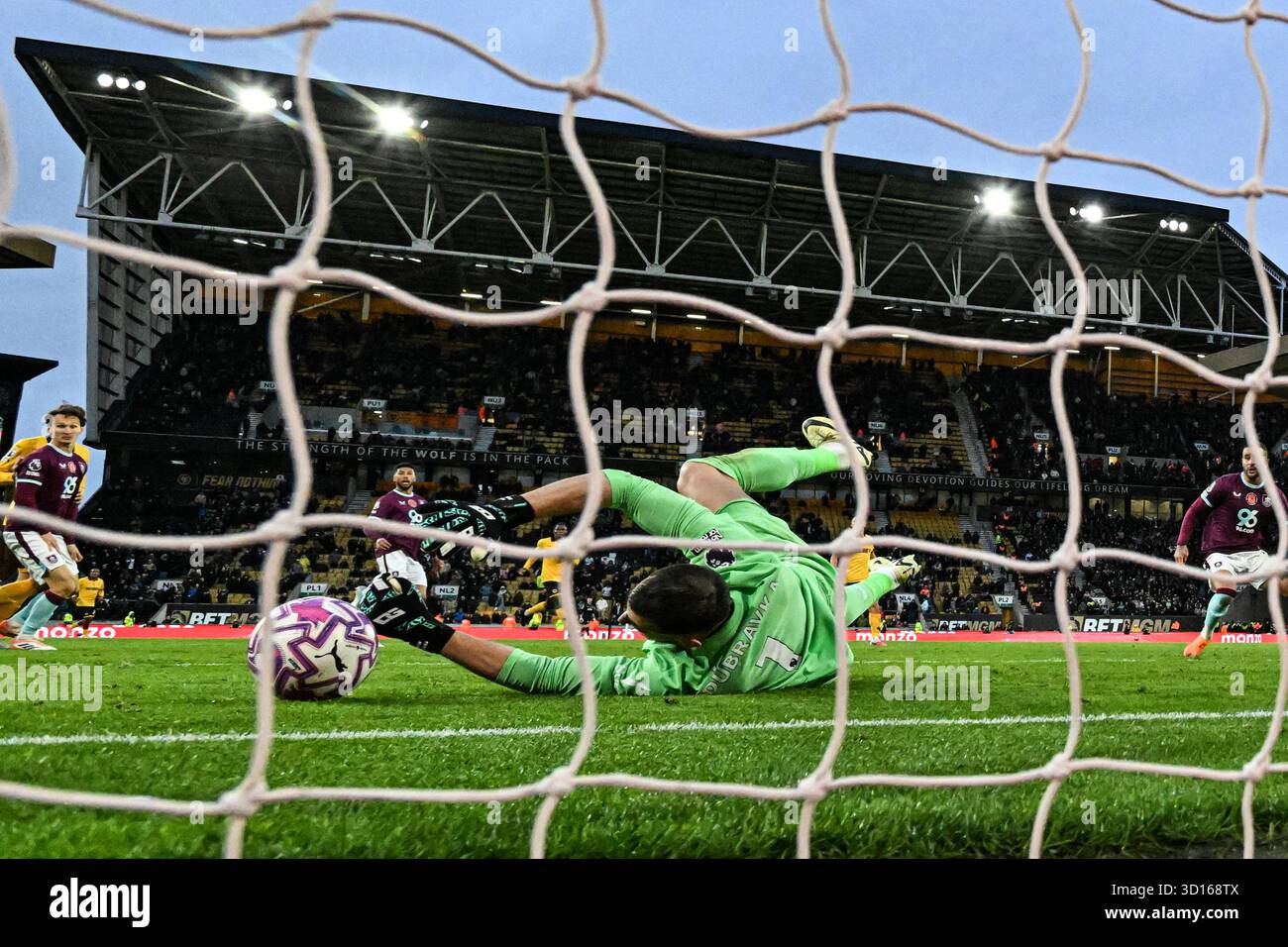 26 ottobre 2025; Molineux Stadium, Wolverhampton, West Midlands, Inghilterra; Premier League Football, Wolverhampton Wanderers contro Burnley; Martin Dubravka di Burnley risparmia poco Foto Stock