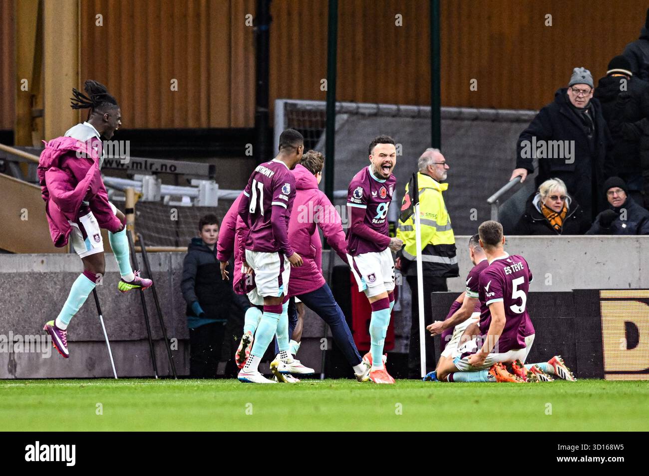 26 ottobre 2025; Molineux Stadium, Wolverhampton, West Midlands, Inghilterra; Premier League Football, Wolverhampton Wanderers contro Burnley; Lyle Foster di Burnley festeggia con la sua squadra dopo aver segnato il vincitore al 5 ° minuto di tempo aggiunto nel secondo tempo per fare il punteggio 2-3 Foto Stock