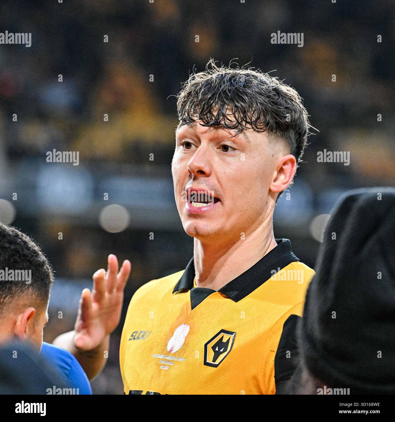 26 ottobre 2025; Molineux Stadium, Wolverhampton, West Midlands, Inghilterra; Premier League Football, Wolverhampton Wanderers contro Burnley; Jorgen Strand Larsen dei Wolverhampton Wanderers cerca di interagire con tifosi arrabbiati Foto Stock