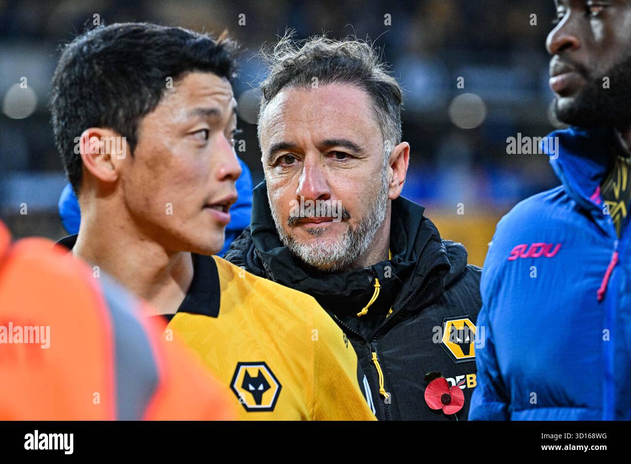 26 ottobre 2025; Molineux Stadium, Wolverhampton, West Midlands, Inghilterra; Premier League Football, Wolverhampton Wanderers contro Burnley; il capo allenatore dei Wolverhampton Wanderers Vitor Pereira sostiene i suoi giocatori mentre si trovano di fronte a tifosi arrabbiati Foto Stock