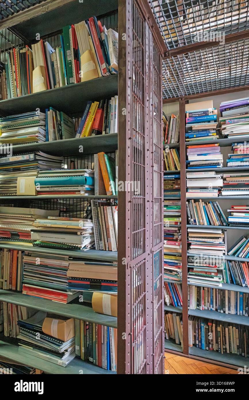 Scaffalature di metallo alte piene di libri nella Maughan Library, King's College di Londra, Inghilterra. Foto Stock