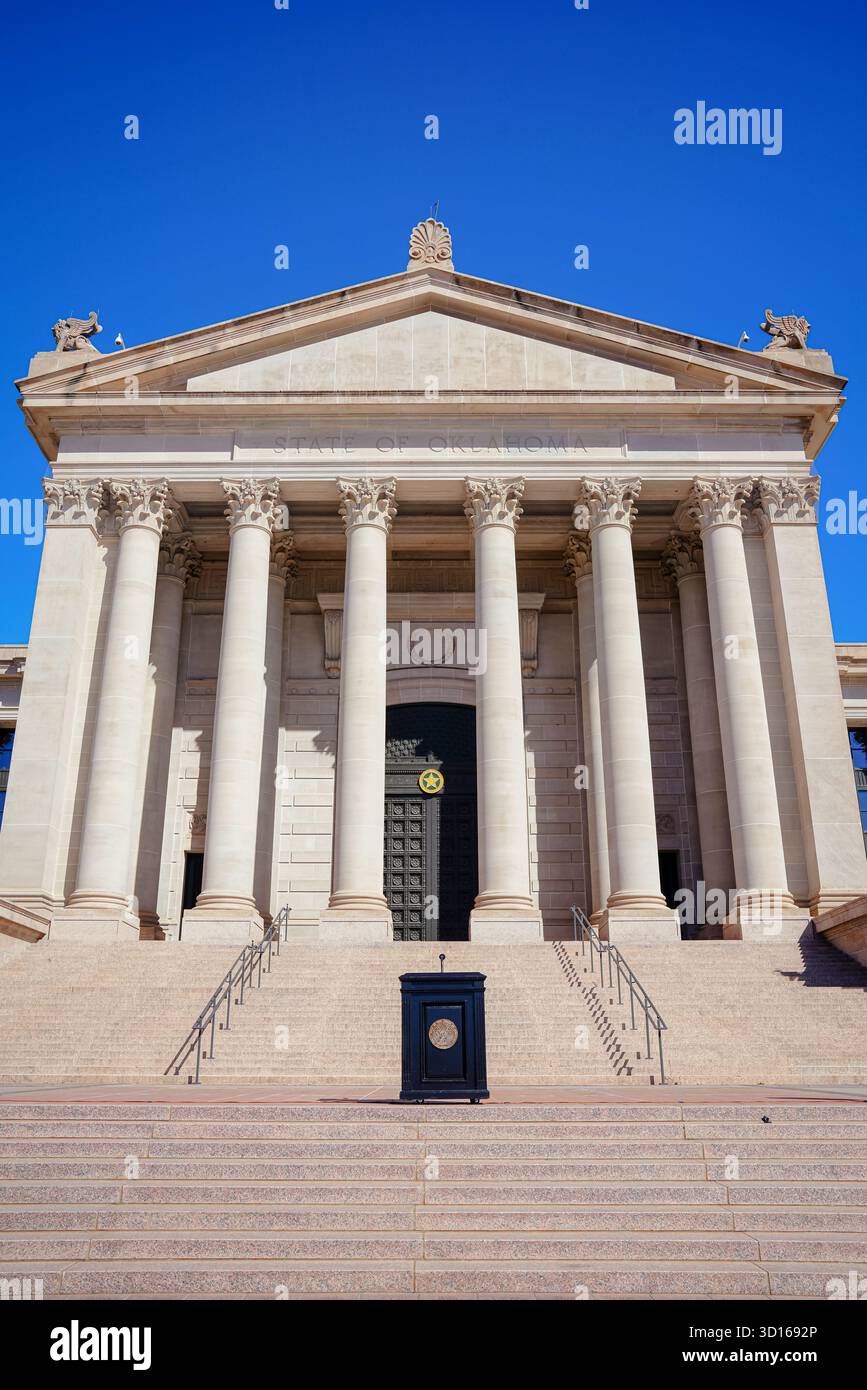 L'ingresso del Campidoglio dello stato dell'Oklahoma con alte colonne corinzie e un podio organizzato per un evento di conversazione pubblica Foto Stock
