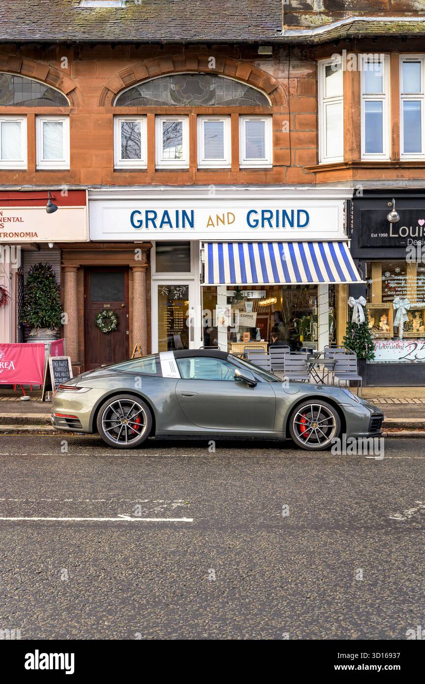 Grain and Grind Cafe, Fenwick Road, Giffnock, Scozia, Regno Unito Foto Stock
