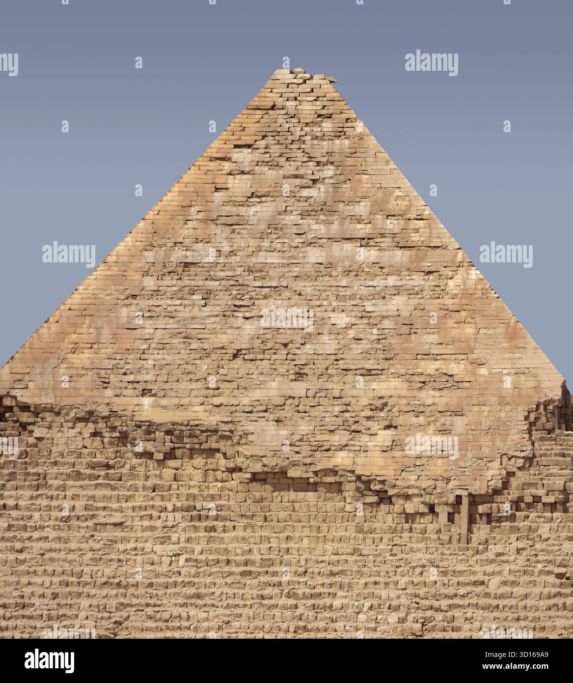 Primo piano della cima della piramide di Khafre che mostra i blocchi di rivestimento calcareo rimasti Foto Stock