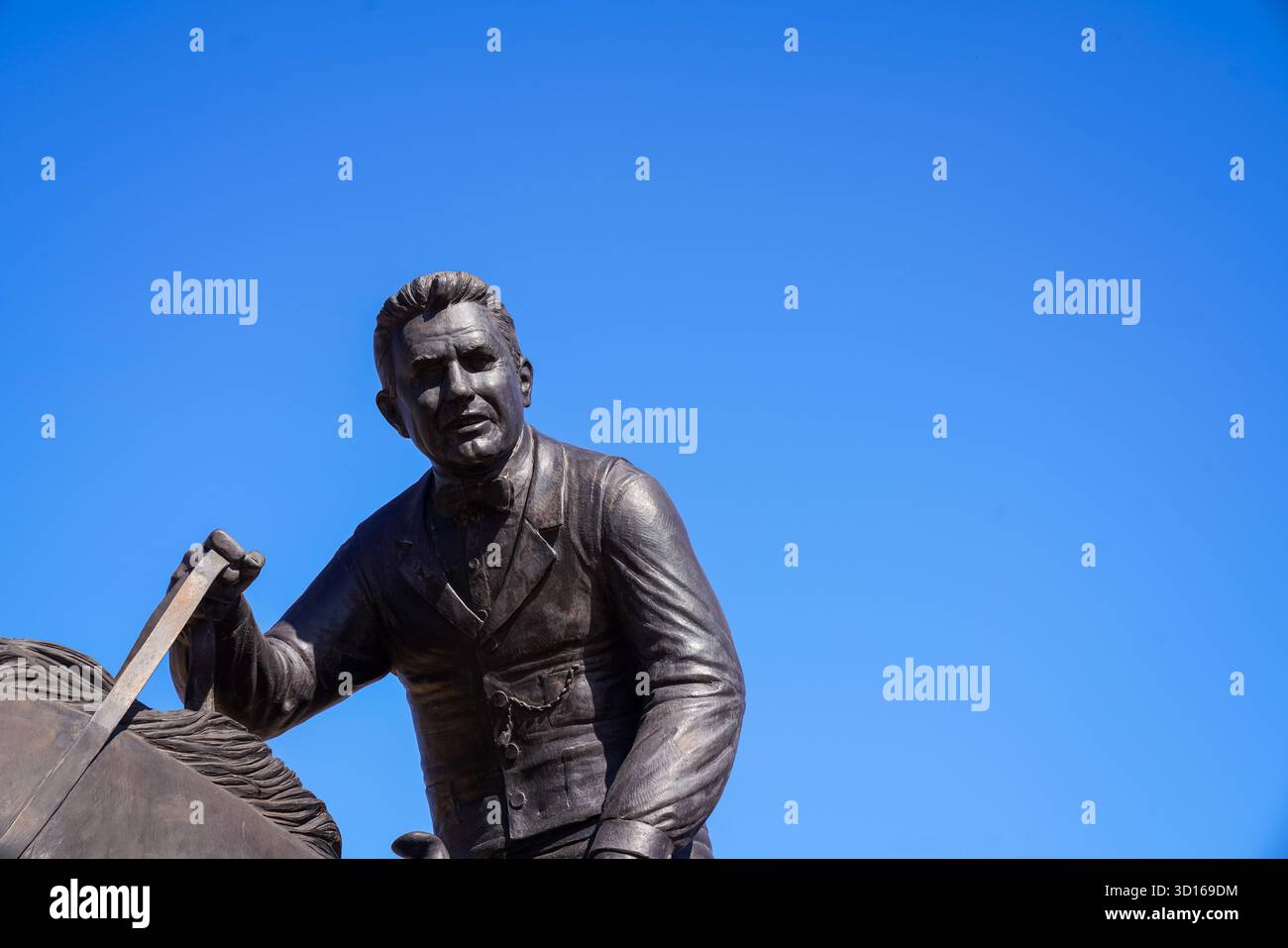 La statua in bronzo di un pioniere che afferra i cavalli si trova al Centennial Land Run Monument di Bricktown, a simboleggiare la determinazione e la resistenza alla frontiera Foto Stock